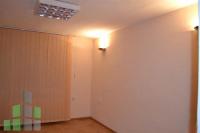 Se izdava prazen kancelariski prostor vo Skopje, Centar so povrshina od 65 m2.
 Ekstra: Sopstveno parno, Upotrebna dozvola, Kujnski elementi, Kujnski aparati.
 Cena: 350 EUR